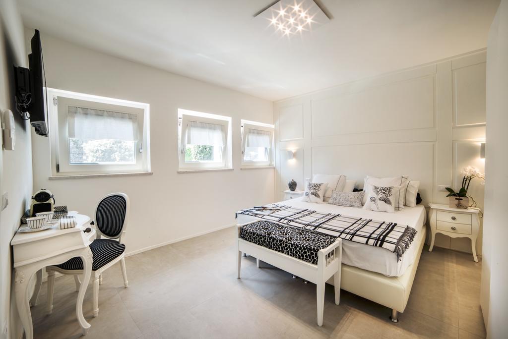 Riviera Carducci Rooms เปสเคียรา เดล การ์ดา ภายนอก รูปภาพ